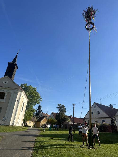 Stavění máje