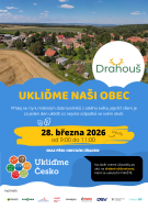 dobrovolníci uklízející obec